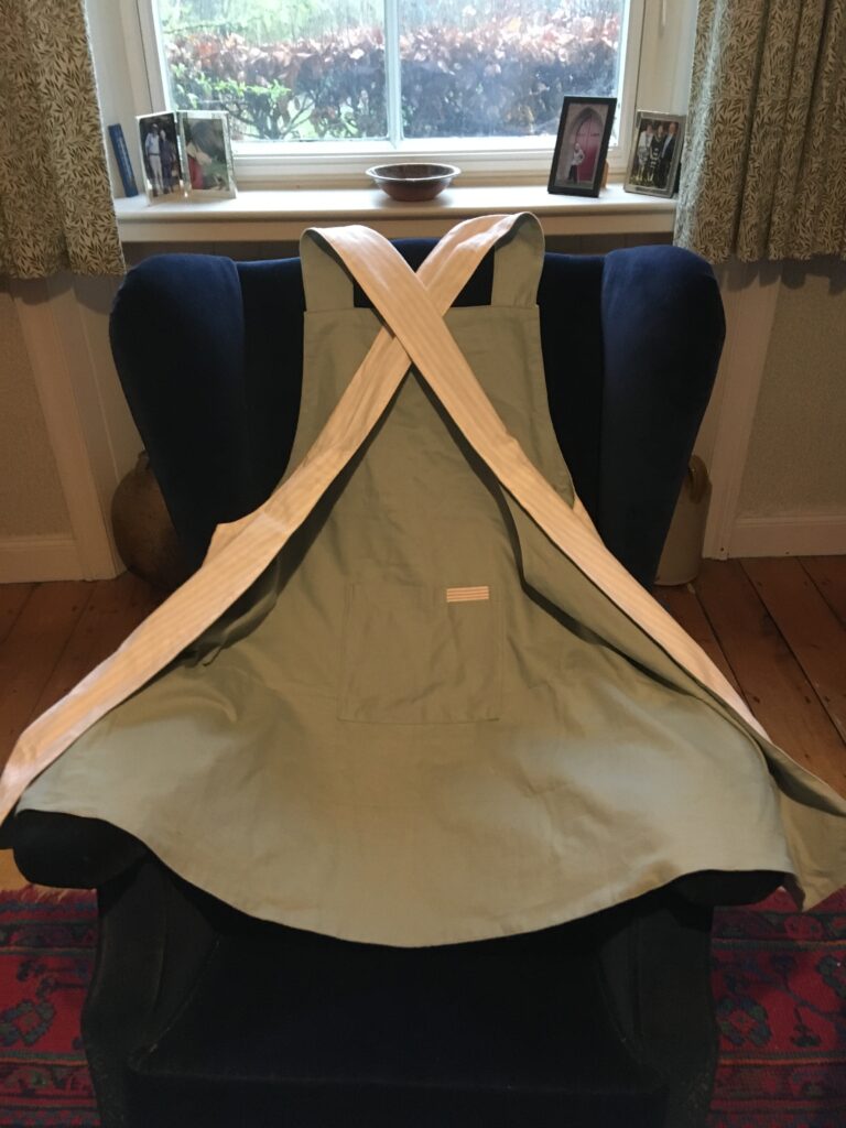 Rear view of Georgian palette pinny